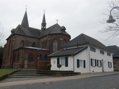 Niederkrüchten-Elmpt : Laurentiusstraße, die kath. Pfarrkirche St. Laurentius links im Hintergrund, Haus Hansen ( Hanse Hüske ) vorne rechts im Bild